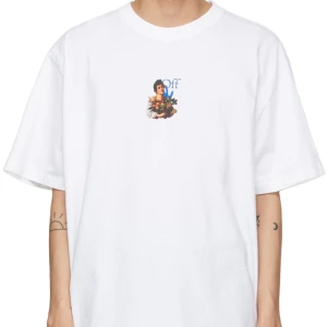 Off white caravaggio boy t shirt - Storlek xl, passar xl. Använt men bra skick. Tvärfett plagg som jag gärna hade behållt men har tyvärr inte xl. Ger verifikationstag vid intresse Kicka bud om du vill men tar det kanske inte. 
