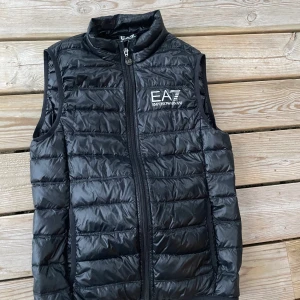 Armani väst - Armani väst köpt för cirka 1 år sedan me är i väldigt bra skick, inga synliga skador. Funkar skit bra som för alla årstider. Nypris 1300kr