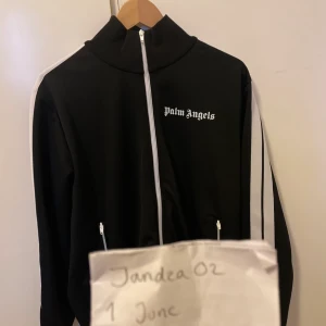 Palm Angels Tracksuit - Palm Angels tröja. Fick i present. Använd väldigt varsamt så skick 9/10. Köptes på Miinto tror jag. Har även byxorna om hela setet är intressant. 
