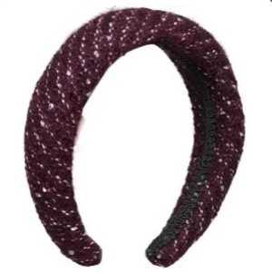 Rött diadem - Säljer detta jätte fina röda diademet från becksödergaard. Endast använt en gång så jätte bra skick! Kontakta mig för mer bilder💘köparen står för frakten