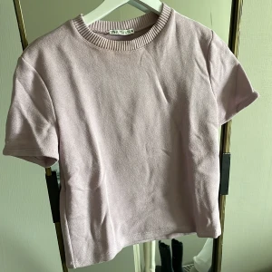 Stickad tröja - Säljer min stickade tröja från Zara. Den har använts några ggr, säljer för 120kr ikl frakt. Storlek S