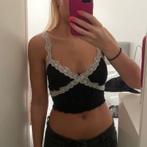 Svart linne med spets XS - Svart topp med spets, storlek XS