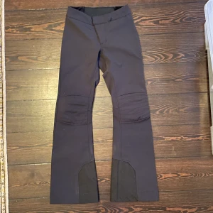 Skidbyxor  - Super snygga, varma och sköna skidbyxor i storlek xs men funkar super för s också. I märket peak performance alltså köpt väldigt dyrt. Har två tycken likadana. De ser blå ut men är svarta! Pris: 300kr väldigt generöst🫶🏼