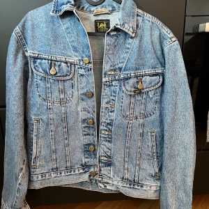 Oversized Lee jeansjacka - Säljer denna supersnygga oversized jeansjackan från Lee. Perfekta blåa färgen. Passar till alla tillfällen. Storlek small (S). Jättefint skick. 💕