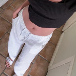 Linnebyxor  - Vita tunna linnebyxor som knappt är använda. Lite genomskinliga men om man har hudfärgade underkläder syns det inte, har även fickor där bak. har även sprättat upp de längst ner, skriv för bild på det eller andra frågor, strl M men är små i storleken. 💜