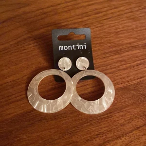 Örhängen ❤️ - Säljer dessa superfina örhängena för de aldrig har kommit till användning 💕(pris kan diskuteras)