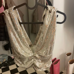 Topp stl s - Glitter topp från ginatricot i storlek S använd en gång.