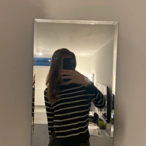 randig tröja - zara’s väldigt populära randiga tröja i storlek S, den är superskön och sitter jättefint!! 