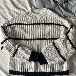 Stickad randig tröja - Säljer en randig trendig stickad tröja i storlek S. Används ej då jag köpt andra likande tröjor. Varm och skön.  200 + frakt