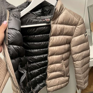 Colmar jacka  - Säljer min super fina puffer jacka från colmar i beige/brun. Inte använd så mycket så fortfarande i väldigt bra skick. 