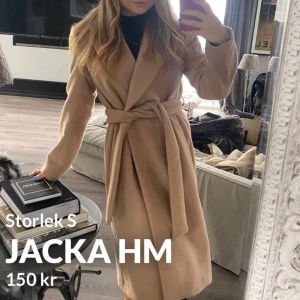 Kappa  - Lång beige kappa i storlek S från hm, frakt tillkommer!