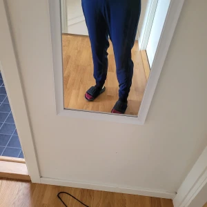 Leggings - Tjocka blåa leggings från Zara. Använt sparsamt. Storlek L men passar mig som brukar ha M i byor