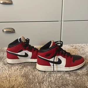 Jordans - Säljer dess jordans! Köpta av en annan kompis, har använt dom 1 gång men dom är använda några gånger från tidigare ägare! Skorna är i ett bra skick! Kontakta för flera bilder! buda i kommentarerna!