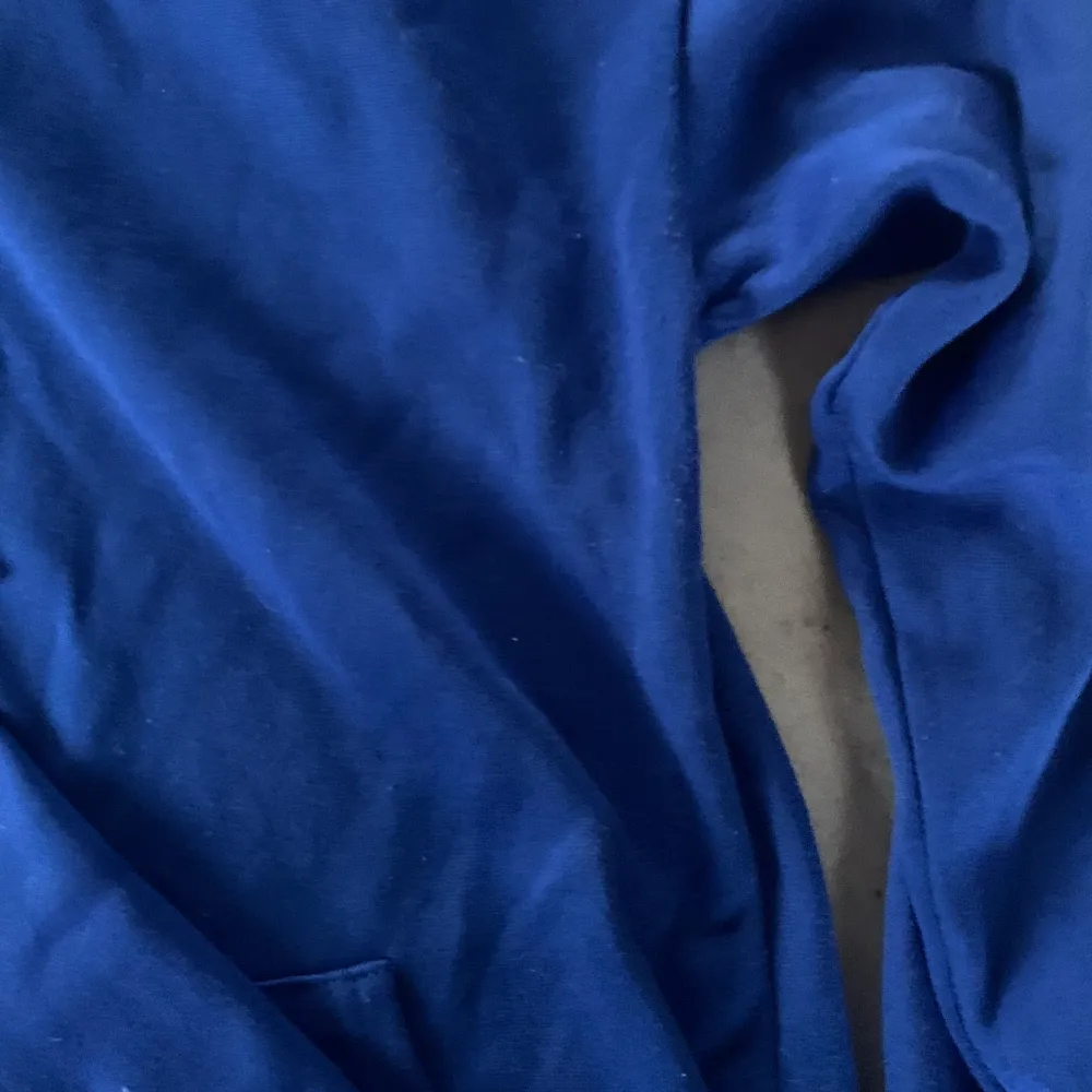 Säljer nu min blåa hoodie som är i nyskick. Den har aldrig riktigt kommit till användning ❣️Passar både tjej och kille den är i storlek M men är liten i storlek men tror den passar i small också . Tröjor & Koftor.