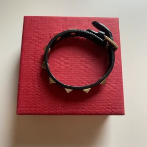 Valentino armband  - Säljer detta svarta Valentino armbandet. Inga defekter. Äktighets bevis tillkommer. *Köparen står för frakt.