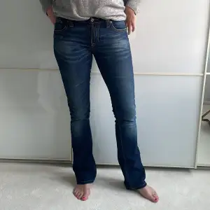 Ett par jätte snygga jeans som är lågmidjade och utsvängda där nere, har aldrig andvänt så är i bra stick ❤️27 i storlek  och 32 i längd  