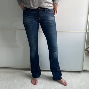 Jeans  - Ett par jätte snygga jeans som är lågmidjade och utsvängda där nere, har aldrig andvänt så är i bra stick ❤️27 i storlek  och 32 i längd  