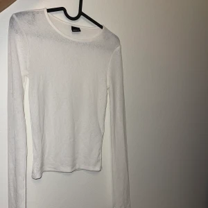 Gina tricot - Gina tricot tröja lite genomskinlig med långa ärmar, knappt använda 