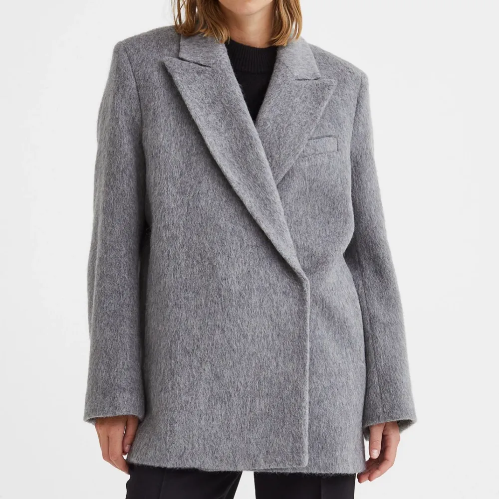 Säljer denna oanvända jackan från H&M med prislapp kvar. Helt slutsåld på hemsidan🤍 köpt för 1800kr. Jackor.
