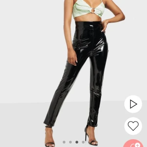 Byxor - Nelly - Svarta ”lack”byxor i storlek M från Nelly. Aldrig använda.