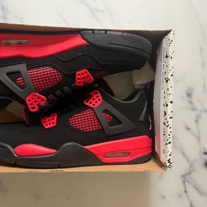 Jorden 4  - Säljer nu mina jorden 4 helt nya de är i storlek 43 