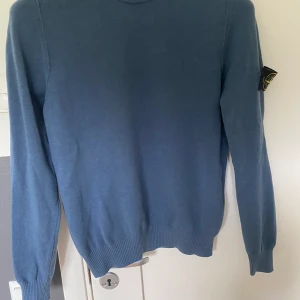Stickad Stone island tröja - Jättefin stickad stone island tröja, den är sparsamt använd i bra skick,  Den är köpt på Nk Göteborg för 2700kr  Priset går att förhandlas