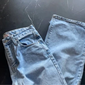 Blå jeans - Inte så bra bilder kanske men säljer dessa raka blå jeansen då de är för stora för mig:) storlek M