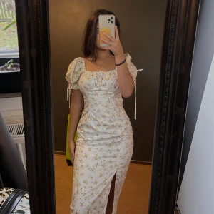 Blommig klänning  - (Tryck it på köp nu) säljer denna asgulliga klänningen som bara är använd 2 gånger❣️