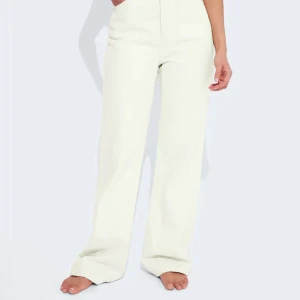 Beiga jeans  - Beigea/creme vita jeans från bikbok. Strl 29/32, långa på mig som är 176cm. Säljer då dom knappt kommit till användning och inte sitter som jag föredrar 🥰 bra skick! Nypris 599kr, slutsålda ❤️ frakt tillkommer!