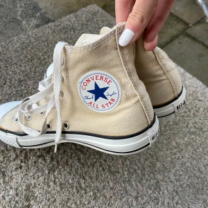 Converse beige - Säljer mina superfina converse!!! Sparsamt använda men tecken på användning finns🥳