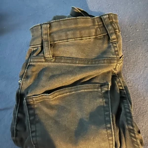 Snygga svarta jeans - Jag säljer mina snygga svarta jeans till någon som gillar dem! Jag använder inte dem mer.