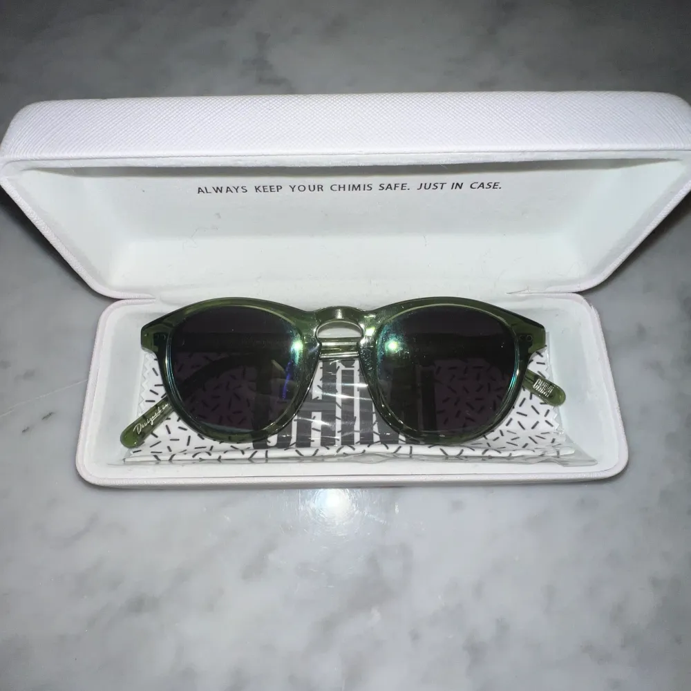 Gröna chimi glasögon. 001 grön med spegelglas. Aldrig använda.. Accessoarer.