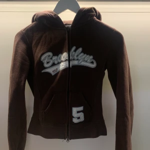 Brun zipup hoodie  - Brun zipup hoodie i 2000-tals stil, vintage men i bra skick, kan mötas upp i Stockholm  eller frakta ❤️