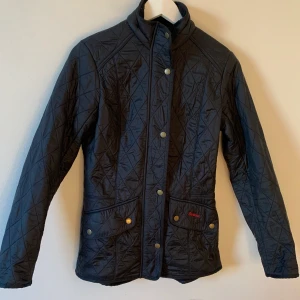Barbour jacka - Mörkblå barbour jacka i fint skick, storlek 34, passade mig som var 36 vid köpet. Använd men inga defekter och fortfarande superfin! | TRYCK INTE PÅ KÖP NU