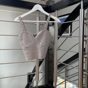 Beige linne - Super trendigt kort linne som desvärre har tappat en liten bit av sömmen, därav priset