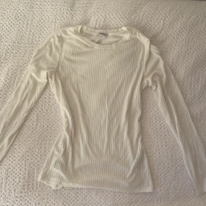 Vit långärmad tröja  - Säljer denna vita randiga långärmade tröja! Den är superskön och sitter åt det tajta hållet och är superlen i materialet 🤍🤩 bra skick!