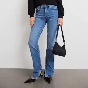 Jeans från GinaTricot, finns inte att köpa längre. Normal längd i storlek 36. Mid waist. Knappt använda, endast någon enstaka gång. Nypris 599kr. 