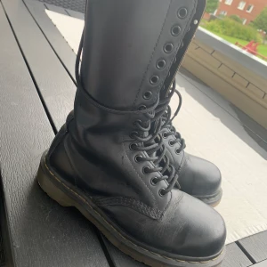 Dr.Martins boots - Jag säljer mina Dr.Martens stövlar som jag inte använder längre.Jag hittade dem i min källaren nu ,så jag vill sälja dem.De är i bra skick!