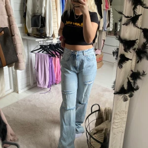 Jeans Gina tricot stl 40 - Köpte ett par förstora jeans från Gina men glömde skicka tillbaka de i tid så säljer de nu🥰 jag är 158 cm, köpta för 599kr