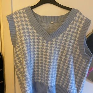 Väst - Jag säljer denna blå väst🫶🏻 köparen står för frakten<3