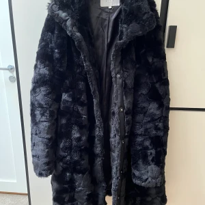 Pälskappa Vila - Pälskappa från Vila. Jättevarm och skön. Hål i ena fickan i fodret annars som ny. 