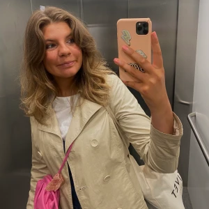 Kort trench  - Kort trench-aktig jacka. Jättesnygg men används inte så mycket längre! Storlek M men passar bra på en S, som på andra bilden💜 Säljer även rosa väskan på första bilden.