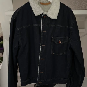 Fodrad jeans jacka - nyskick  - Jättefin jacka med skönt teddyfoder. Använd fåtal ggr pga av för stor storlek så i fint skick. 