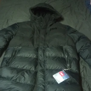 Ny Helly Hansen L - Helt ny Helly Hansen tjock vinterjacka i storlek L. Nypris 3000. Mitt pris 1500