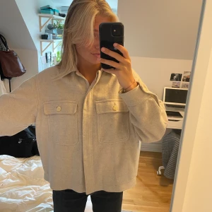Höst jacka från & Other Stories  - Super härlig jacka i en fin beige färg! Stl S (oversized så passar även M) nyköpt förra hösten för 1300 kr, pris går att diskutera. 🥰