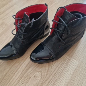 Strl 37 Jenny fairy  - Skor använda en gång.  perfekt skick .     Vissa skor behöver rengöras, läggs i en påse med andra skor som kan vara smutsiga eller dammiga, mycket bra, perfekt skick, eller nya skor., Storlek 37 eller 37,5 och alla skor passar 24cm eller 23,5cm