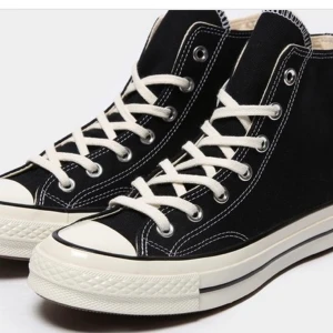 Converse 70s - Säljer mina fina Converse Chuck Taylor All 70 High Dam i storlek 38. Väldigt bra skick. Skriv för egna bilder och mer info. Vid snabb affär kan priset förhandlas.