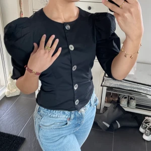 & Other stories topp - Säljer denna fina oanvända toppen från & other stories. Köpt för 600kr, säljer för 350kr❤️ köparen står för frakten❤️ Går tyvärr inte ner i pris på just denna annonsen💕