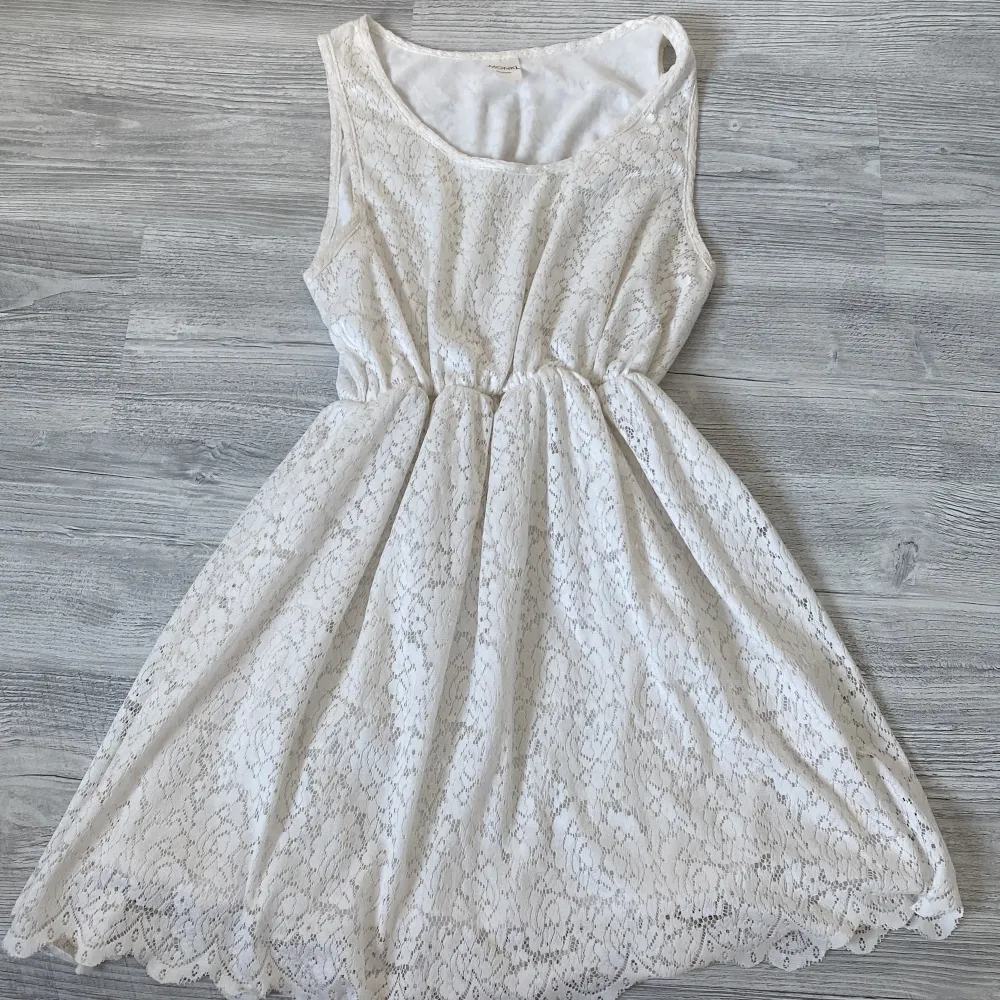 vit klänning, den har ett lager under så man inte ser igenom. Klänningar.