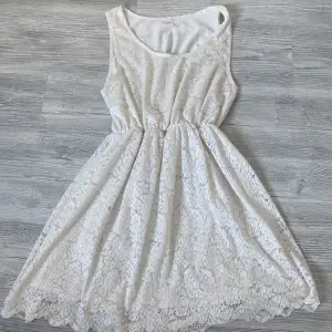 vit klänning, den har ett lager under så man inte ser igenom